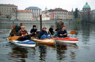 Trimarán z kánoí s instalovanými kamny, kdese ohříval gulášek, mňam...