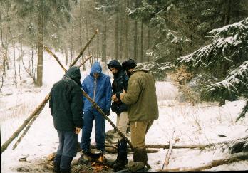 Oblíbená činnost - lelkování okolo pohasínajícího ohniště.