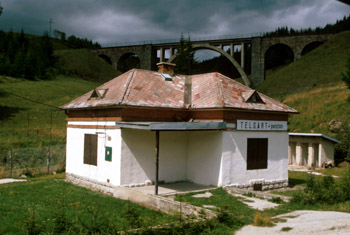 Nádražní chaloupka v Telgártu. Poblíž je prý nějaký unikátní Tunel. Kule si tudy jel pro svůj Pentax.