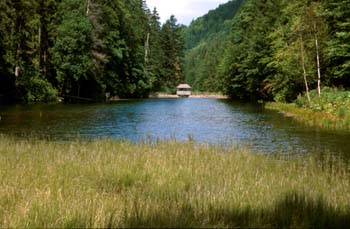Tohle je to samé jezero co už tu jednou je, akorátže je foceno z druhé strany. Z té boudy vzadu byla pořízena druhá fotka.